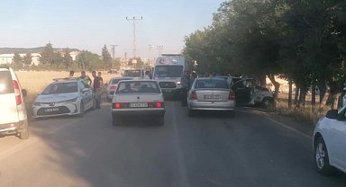 İki otomobil çarpıştı: 2 yaralı