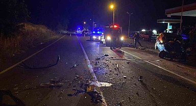 İki otomobil kafa kafaya çarpıştı: 1'i ağır 3 yaralı