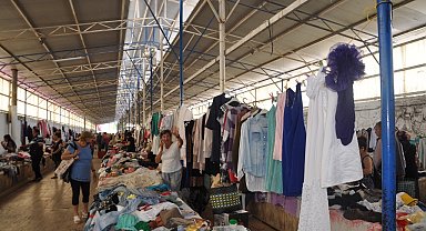 İkinci el pazarında satış yaparak sokak hayvanlarına yardım eli uzatıyor