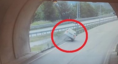 İlginç kaza kamerada: Bariyerlere çıkıp iki teker üstünde metrelerce ilerledi