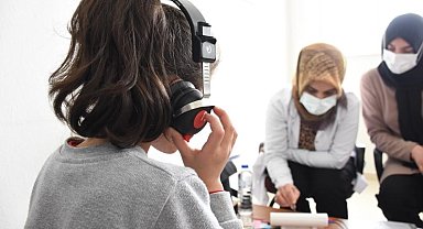 İlkokul öğrencileri işitme tarama testinden geçiriliyor