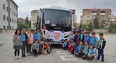 İlkokul öğrencileri köy okullarına kitap bağışladı