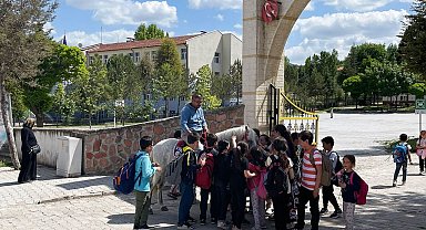 İlkokul öğrencilerinin at sevgisi