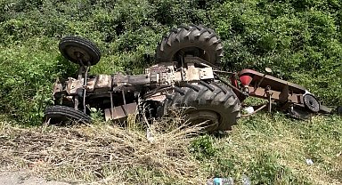 İnanılmaz kurtuluş: Devrilen traktörün altından sağ çıktılar