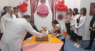 İngiltere'de operasyonla ayrılan siyam ikizleri 5'inci yaş günlerini kutladı