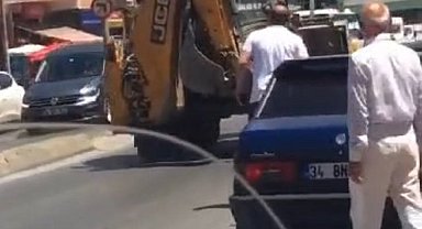 İş makinası operatörü trafikte otomobile kepçe ile vurmaya çalıştı