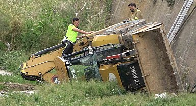 İş makinesi, karşı yönden gelen araca çarpmamak için dereye yuvarlandı: 3 yaralı