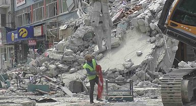 İş makinesi operatörünün Türk bayrağı hassasiyeti