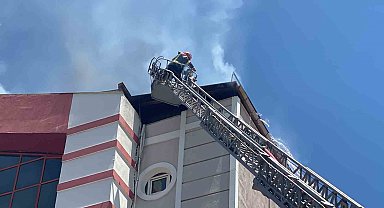 İş merkezinin çatısında çıkan yangın büyümeden söndürüldü