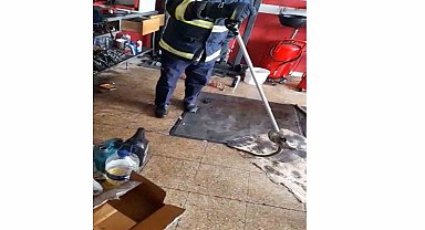 İş yerine giren yılanı itfaiye ekipleri yakaladı