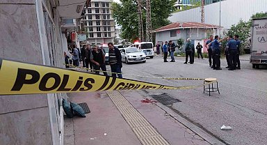 İş yerinin önünde uğradığı silahlı saldırıda ağır yaralandı