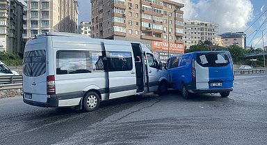 İşçi servisi ile kargo midibüsü çarpıştı: 4 yaralı