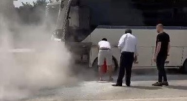 İşçi taşıyan servis yanmaktan son anda kurtuldu