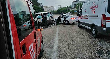 İşçileri taşıyan minibüs ile otomobil çarpıştı: 1 ölü 10 yaralı