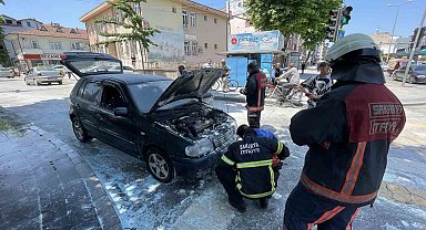 Işıkta bekleyen otomobilin motoru alev aldı