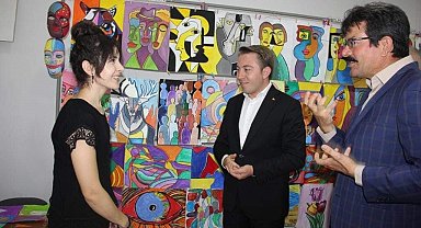 İşitme engelli öğretmenin öğrencilerinden 200 eserlik sergi