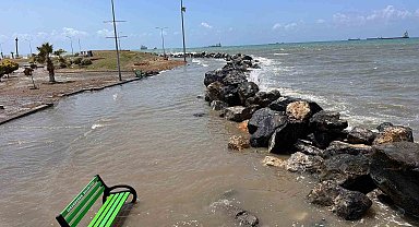 İskenderun'da fırtınada sahil şeridini su bastı