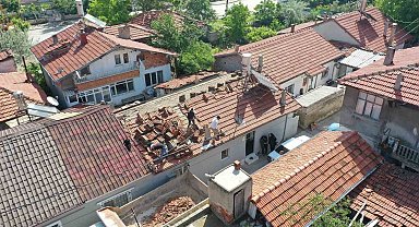 Isparta Belediyesi tarafından evinin çatısı yenilenen kadın: "Belediyemiz kimsesizlerin kimsesi"