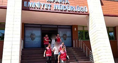 Isparta'da kendilerini polis olarak tanıtıp dolandırıcılık yapan 2 şüpheli şahıs yakalandı