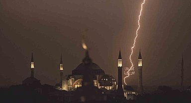 İstanbul'da eşsiz şimşek görüntüleri kameraya yansıdı