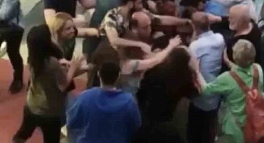 İstanbul'da iki kadın esnafın yer kavgası kamerada