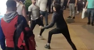 İstanbul'da "kılıç kalkan oyunu" gibi bıçaklı kavga kamerada