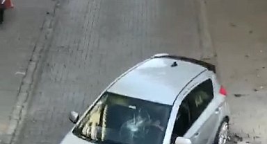 İstanbul'da "yoldan çekil" kavgası kamerada: Aracını tartıştığı kişinin üzerine sürdü