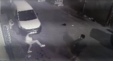 İstanbul'da silahlı "yanlış yaptın" saldırısı kameraya yansıdı: Arkadaşına kovanları toplattı