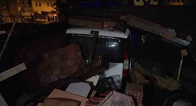 İstinat duvarı çöktü, 6 araç altında kaldı