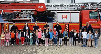 İtfaiyeci amcalarına yaptıkları resimleri hediye ettiler