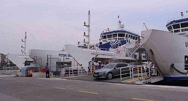 İzmir'de arabalı vapur karaya oturdu