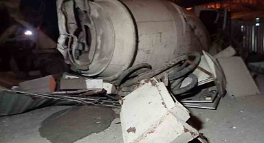 İzmir'de beton mikseri, metro inşaat alanına uçtu: Sürücü hayatını kaybetti