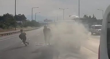 İzmir'de göçmenleri taşıyan araç alev alev yandı