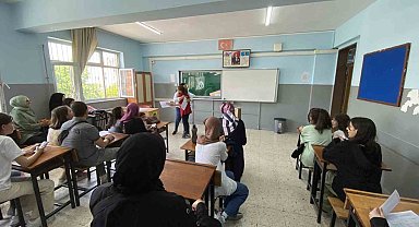 İzmir'de öğrenciler karnelerini aldı