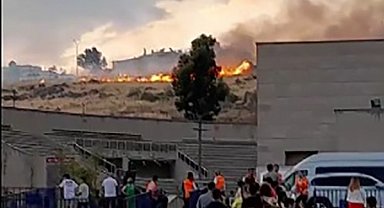 İzmir'de rekreasyon alanının yakınında ot yangını