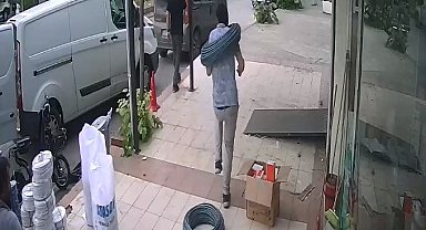 İzmir'de şaka gibi olay: Yolda yürürken boynuna kablo düştü