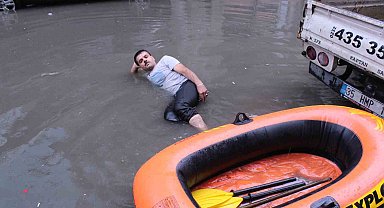 İzmir'deki su baskınlarında aynı manzaraların yaşanması siyasetin de gündeminde