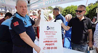 İzmit Belediyesi vatandaşlara 40 bin kurban poşeti dağıttı