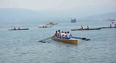 İzmit Körfezi'nde kürekçilerin kıyasıya mücadelesi ikinci gününde tüm hızıyla sürüyor