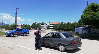 Jandarma aranan şahıs ve araçlara uygulama yaptı