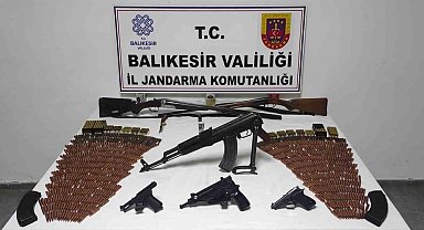 Jandarma baskınından adeta cephanelik çıktı
