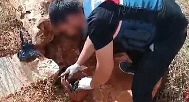 Jandarma boş araziye saklanmış 1 kilo eroini ele geçirdi