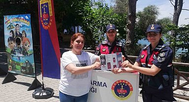 Jandarma ekipleri Milli Park'ta vatandaşları bilgilendirdi