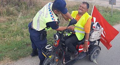 Jandarma, motosiklet sürücülerine reflektif yelek dağıttı