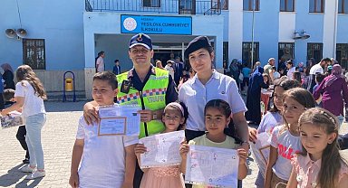 Jandarma öğrencilerin karne heyecanına ortak oldu