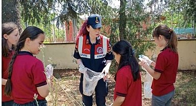 Jandarma ve öğrencilerden çevre temizliği