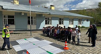 Jandarmadan öğrencilere uygulamalı trafik eğitimi