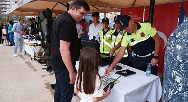 Jandarmanın standı büyük ilgi gördü