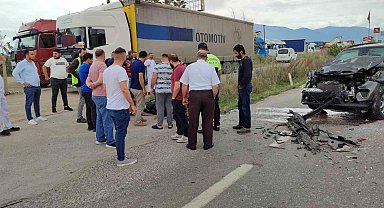 Jip tıra arkadan çarptı 1 yaralı