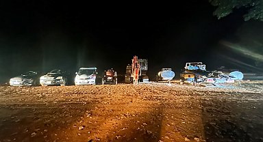 Kaçak kazı yapan 7 şahıs yakalanırken, çok sayıda otomobil ve iş makinesine el konuldu